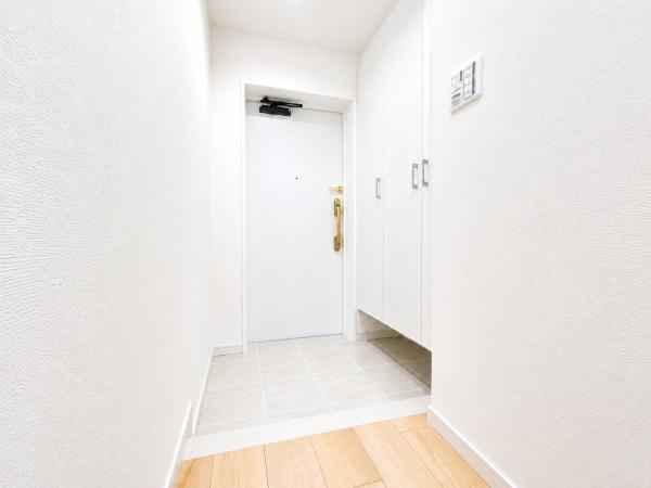 エンゼルパークサイド川崎の玄関|収納豊富な玄関です。
この明るい玄関が気持ちよく家族を迎え入れます♪