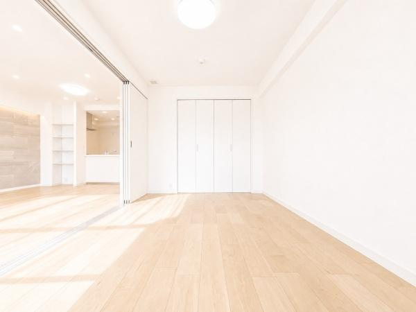 エンゼルパークサイド川崎の洋室|窓からの光が嬉しい洋室です。
収納もあり、荷物が多い方にも安心です♪