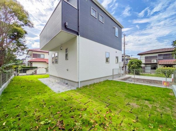 横浜市栄区桂台南２丁目の新築一戸建の庭|お庭もあるのでガーデニングなども楽しめます。