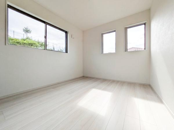 横浜市栄区桂台南２丁目の新築一戸建の洋室|窓からの光が嬉しい洋室です。
収納もあり、荷物が多い方にも安心です♪