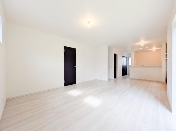 横浜市栄区桂台南２丁目の新築一戸建の居間・リビング|窓からは明るい光が差し込みます！
電気をつけなくても明るいです。