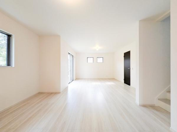 横浜市栄区桂台南２丁目の新築一戸建の居間・リビング|LDKは窓が多く、陽当たり通風良好です。
