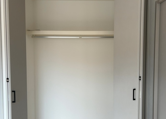 【収納】 | 全居室にクローゼットや収納スペースをしっかりと備えた設計です。衣類はもちろん季節物の家電や大型の荷物まで整理整頓して収められます。部屋に余計な家具を置かずにすみ空間を広く使うことができます。