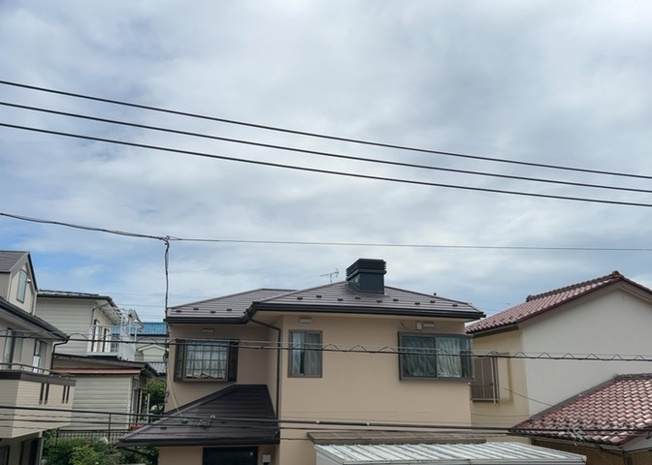 【展望】 | 2階のバルコニーからの眺望です。周囲は八王子市館町の閑静な住宅街が広がっており、遮る建物が少ないため心地よい風と光を感じられます。四季折々の景色の移り変わりを日常の中で楽しむことができます。