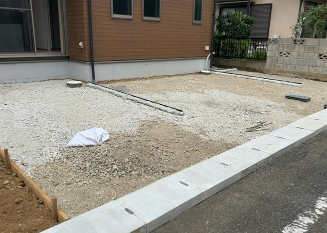 【駐車場】 | 敷地内にはカースペースがあり、駐車3台可能というゆとりのある駐車スペースを確保しています。セカンドカーの所有や来客時の駐車にも対応でき、前道の幅員も5.0mあるためお車の出し入れもスムーズです。