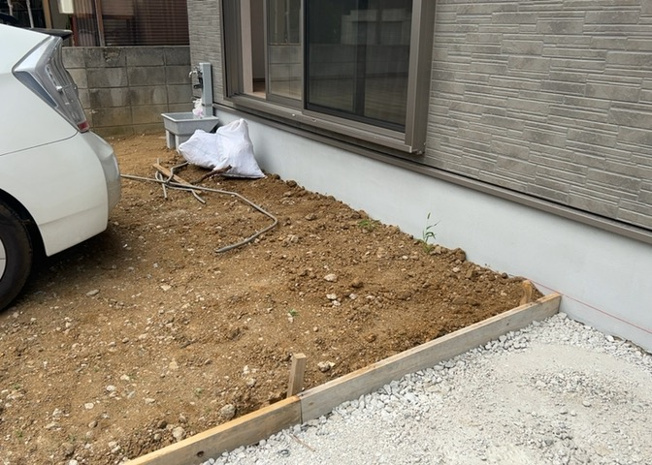【庭】 | 敷地面積179.96㎡（約54.43坪）のゆとりを活かしたお庭スペースをご用意。ガーデニングや家庭菜園、お子様やペットの遊び場としても活用できます。陽当たりも良好でプライベートな時間を過ごせます。