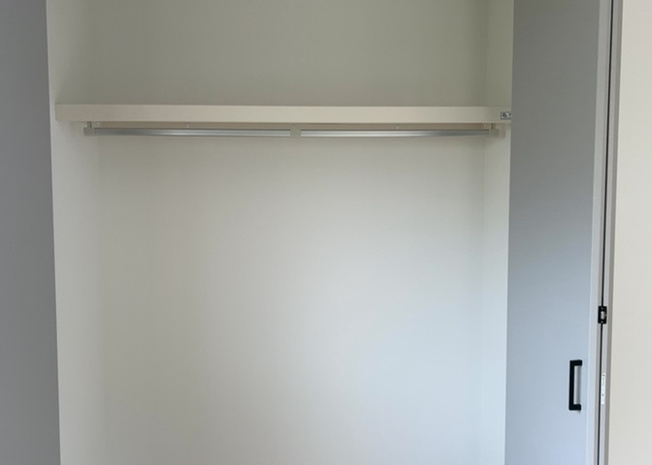 【収納】 | 2階の8.0帖洋室に設置されたウォークインクローゼットです。衣服をハンガーに掛けたまま大量に収納できるほか、スーツケースや季節物の大型荷物もすっきり収まり、お部屋の美観をきれいに保てます。