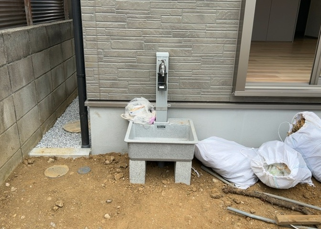 【設備】 | 屋外には便利な立水栓を設置しています。お庭での散水やガーデニング、愛車の洗車、プール遊びの際など多用途に活用可能です。敷地面積54.43坪の広々としたお庭での快適な屋外作業を強力にサポートします。