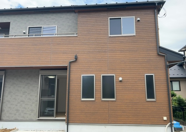 【外観】 | 八王子市館町に位置する新築一戸建て。建物面積138.15㎡の5LDKで、大人数のご家族や二世帯検討の方にも適した間取りです。第一種低層住居専用地域内の閑静な住環境で落ち着いた暮らしを叶えます。