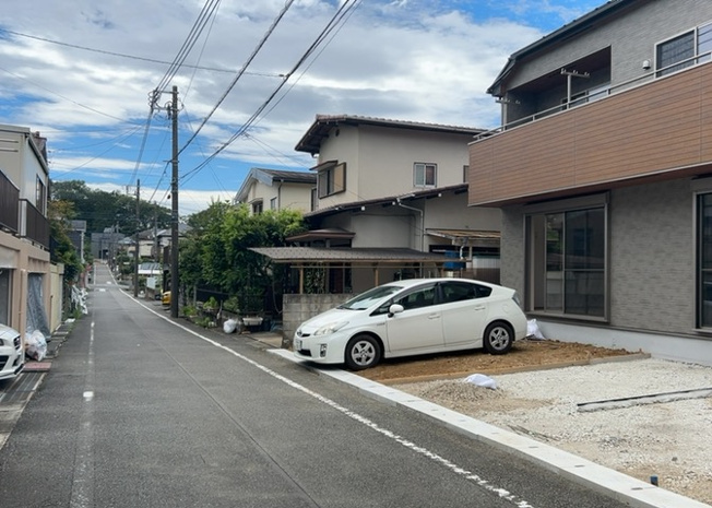 【前面道路含む現地写真】 | 南東側幅員5.0mの公道に面しており、車のすれ違いや駐車もスムーズです。京王高尾線「狭間」駅や中央線「高尾」駅利用可能な立地。周辺は交通量が少なめで、小さなお子様がいるご家庭も安心の住環境です。
