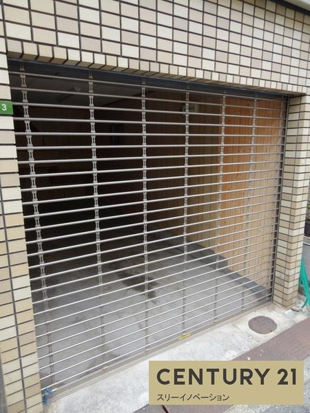 南恩加島6丁目貸家の駐車場|★シャッター付き駐車場★
