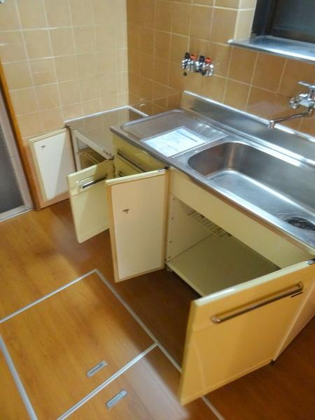 南恩加島２丁目貸家のキッチン|★キッチン収納も豊富★