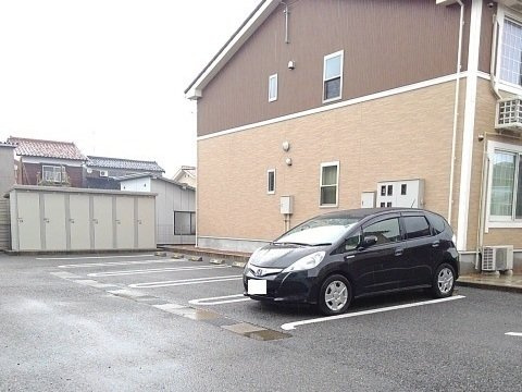 フォルス・ラーマ５の駐車場|駐車場があるので、車を買う予定の方も安心です