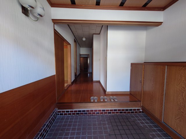 水橋辻ヶ堂貸家の玄関|収納もある玄関です