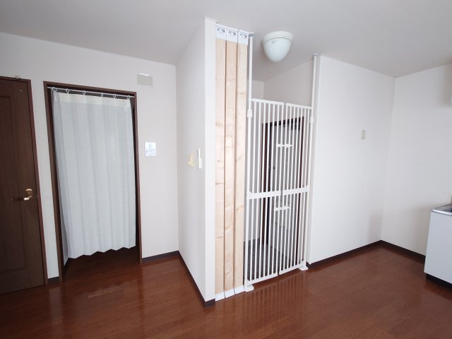 ファミールなかがわらの玄関|猫脱走防止柵取り付けました！