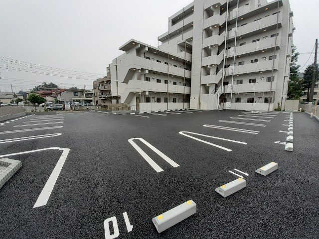 グランシャリオ　清瀬の駐車場