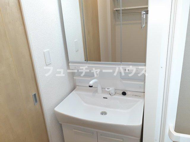 コリーナ　ディ　ヴェルデ　３の洗面所|ゆったりとスペースのある洗面所