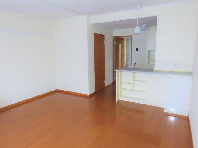レオパレスプレジール緑が丘の居間・リビング|カウンターキッチンのお部屋です