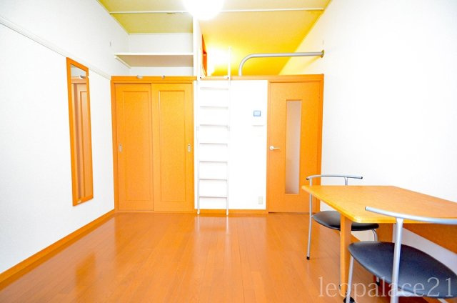 レオパレス霞ヶ丘の居間・リビング|同タイプの部屋の写真です