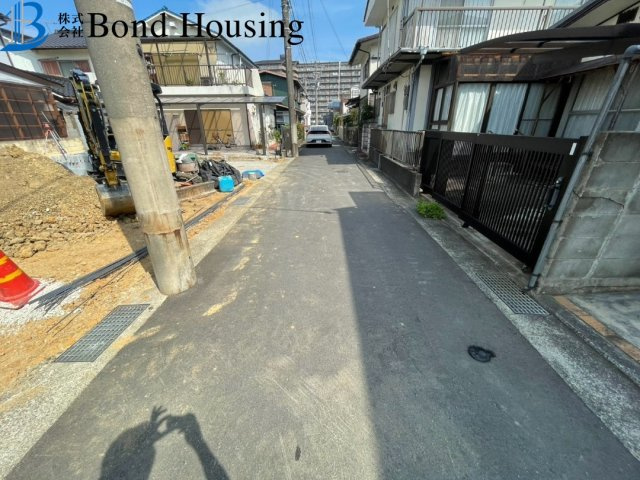お車並列2台可　魚住町清水27期　新築戸建の前面道路含む現地写真