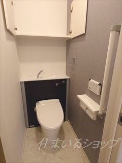 ココ　メドウ　Ⅱ　Aのトイレ|シャワートイレ・手すり・収納棚あり