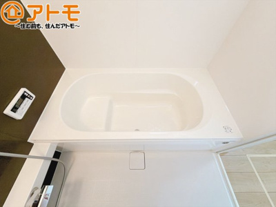 【浴室】 | 葵区秋山町2期　新築戸建　全1棟 | お子様やお年寄りが使いやすいだけでなく、半身浴にも便利なベンチタイプの湯舟です。お湯の節約にも！
