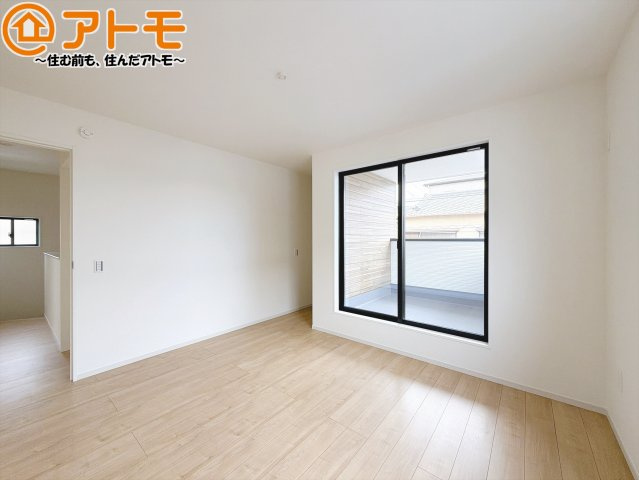【寝室】 | 葵区秋山町2期　新築戸建　全1棟 | バルコニーに面したお部屋なので、布団などの大きなものも楽々干せます♪