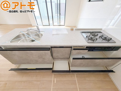 【キッチン】 | 葵区秋山町2期　新築戸建　全1棟 | 大容量システムキッチン♪お料理スペースやシンク広々！毎日の家事をしっかりサポート♪
