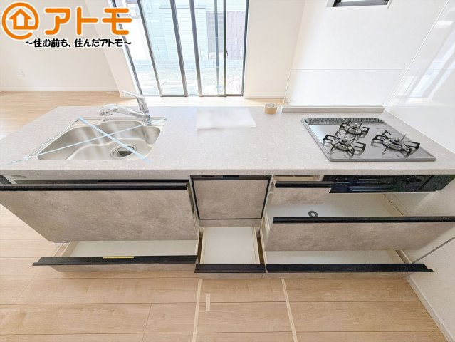 【キッチン】 | 葵区秋山町2期　新築戸建　全1棟 | 大容量システムキッチン♪お料理スペースやシンク広々！毎日の家事をしっかりサポート♪