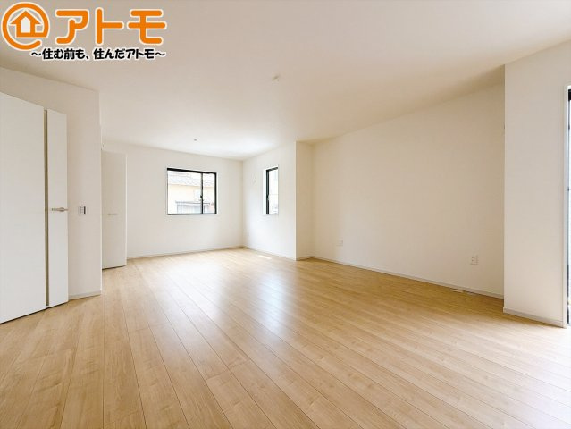 【居間・リビング】 | 葵区秋山町2期　新築戸建　全1棟 | ゆとりあるLDKは、家族が同じ空間にいながらパーソナルスペースもしっかり確保できますね♪
