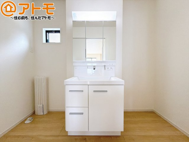 【独立洗面台】 | 葵区秋山町2期　新築戸建　全1棟 | 三面鏡の中は収納になっているため、スッキリとした洗面台を保つことができます♪
