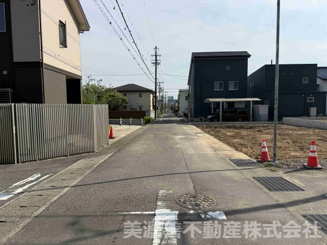 ６７２９１　岐阜市隆城町分譲地の前面道路含む現地写真