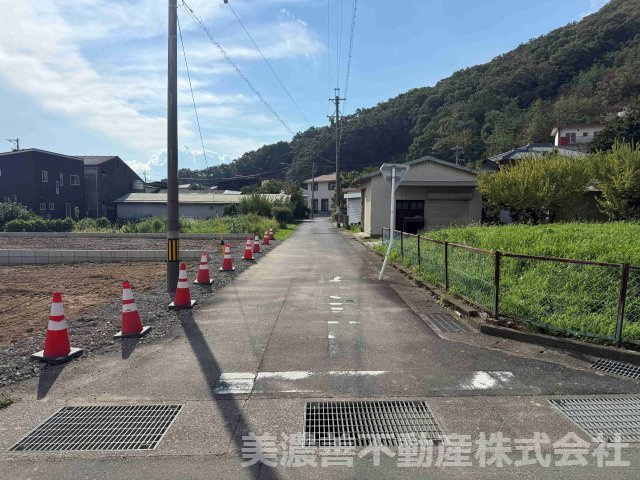 ６７２９１　岐阜市隆城町分譲地の前面道路含む現地写真