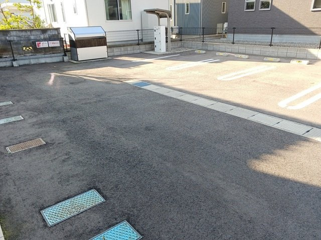 サラの駐車場