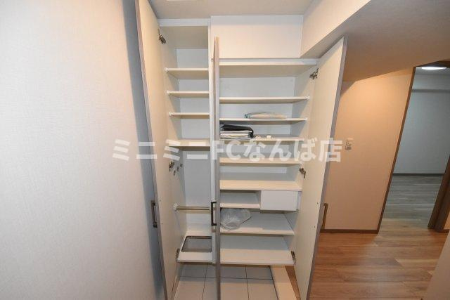 プレサンスロジェ堺筋本町の玄関