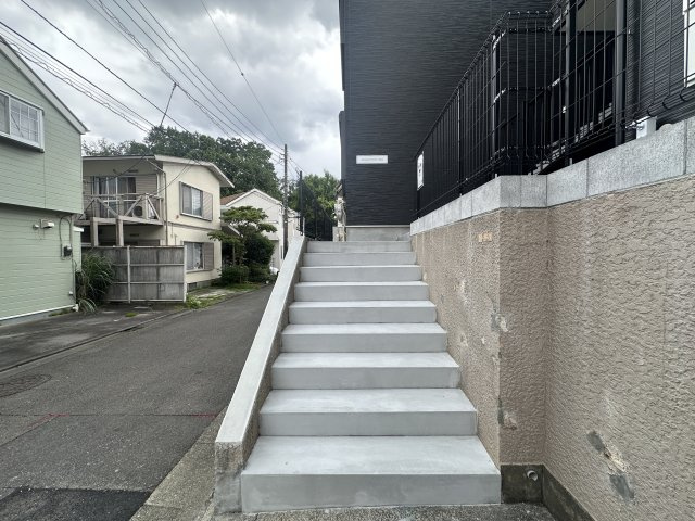 川崎市多摩区生田５丁目のアパートのエントランス