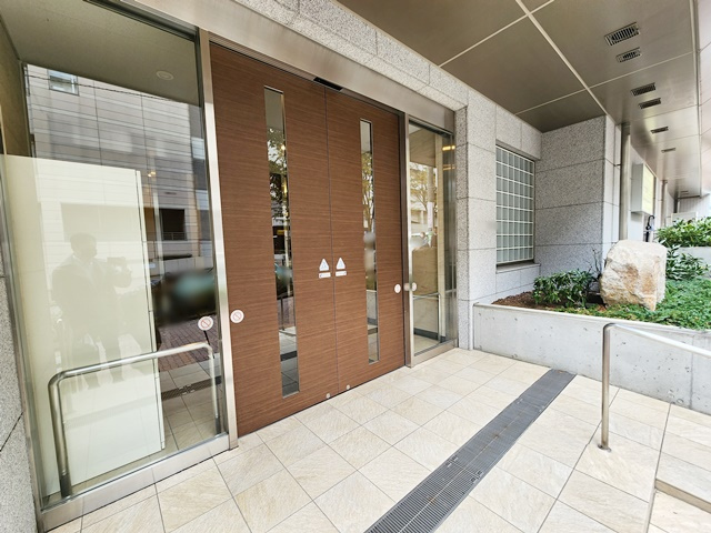 横浜市戸塚区品濃町の賃貸マンションのエントランス