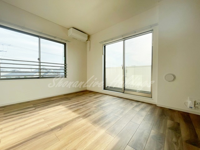 平塚市平塚２丁目のアパートの居間・リビング|6.6帖の洋室
