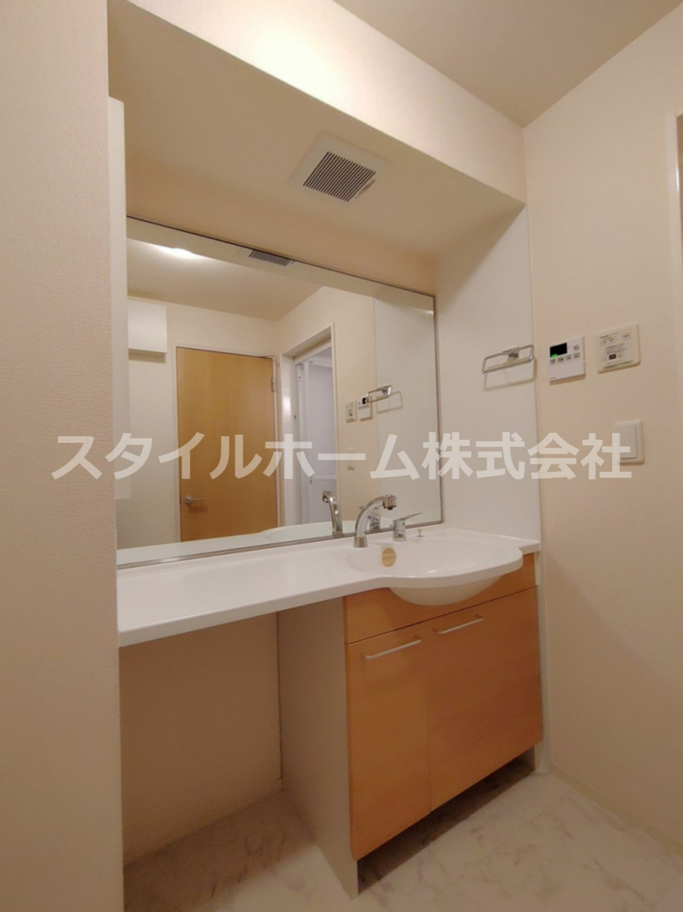 ヴァイオレットの洗面所|別部屋写真です。