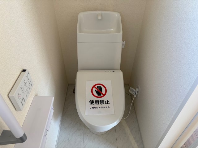 上堂三丁目第２のトイレ|一年中快適なトイレ時間♪温水洗浄機能付きで清潔＆快適！毎日使う場所だからこそ、うれしい設備です。