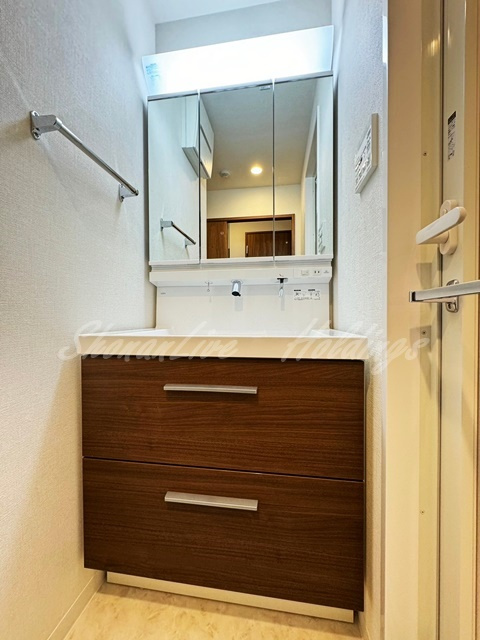 平塚市明石町の賃貸マンションの洗面所|明るい洗面所です