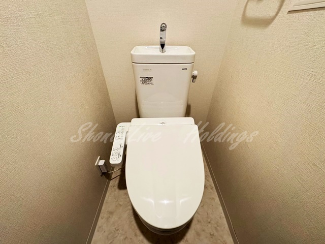 平塚市明石町の賃貸マンションのトイレ|清潔感のあるトイレです