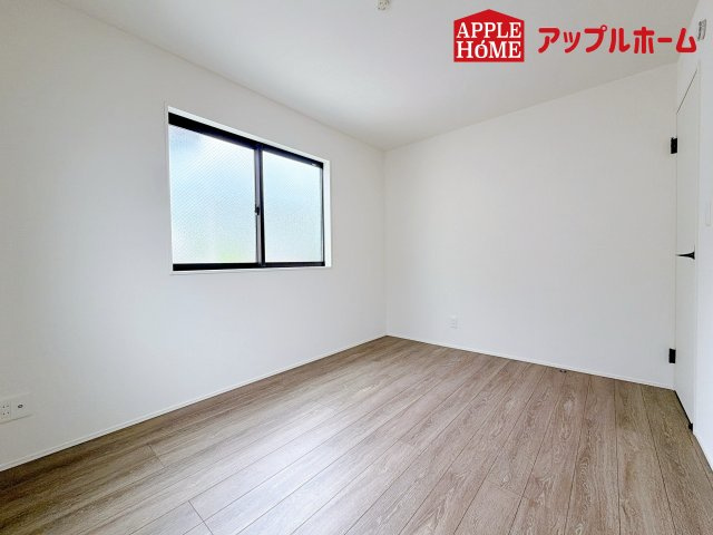 さいたま市日進町13期の洋室|窓からの光の差し込みは生活を温かく包みます。