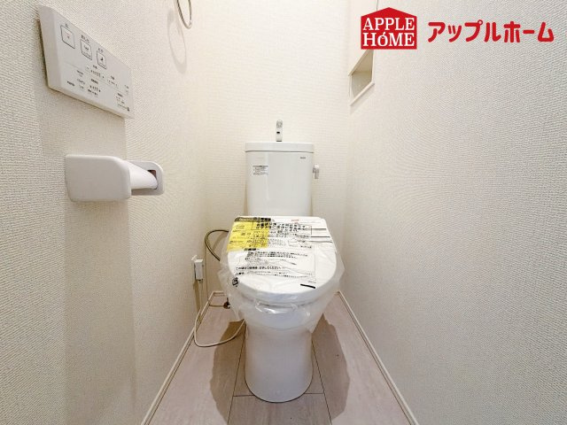 さいたま市日進町13期のトイレ|白を基調とした清潔感のある明るい空間。温水洗浄便座付きで、毎日快適・清潔に使用できます。操作しやすい壁面リモコンを採用しています。