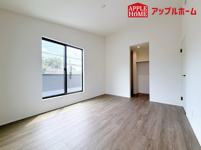 さいたま市日進町13期の洋室|クローゼット付きの洋室は、収納スペースが豊富で部屋全体がすっきりと片付きやすいのが特徴です。衣類や荷物を整理しやすく、生活感を抑えた洗練された空間を保てます。