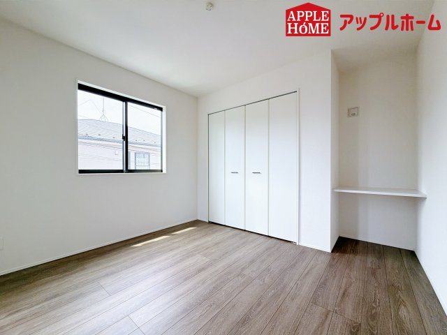 さいたま市日進町13期の洋室|充分な広さの収納を備え、風通しも良く、大変居心地の良い採光良好な洋室は、快適空間。
プライベートの時間もゆったりお寛ぎ頂けそうですね！