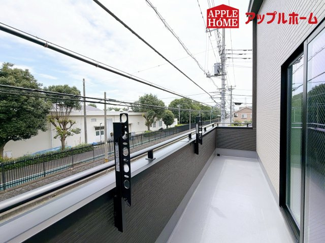 さいたま市日進町13期のバルコニー|奥行を広めに取ったバルコニー♪家族分の洗濯物もしっかり干せます。日当たりも良く、毎日のお洗濯が楽しくなりそう♪