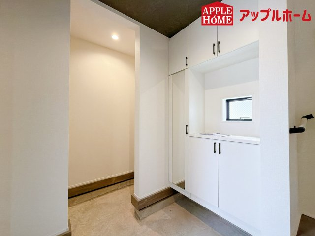 さいたま市日進町13期の玄関|住まう人も来客も入った時にワクワクさせてくれるオシャレな玄関♪収納もたっぷりあるので、靴がたくさんあっても安心！