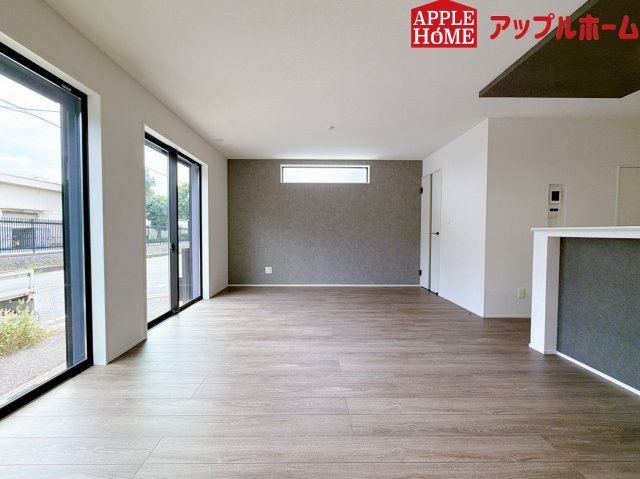 さいたま市日進町13期の居間・リビング|大きな窓のあるリビングは、陽光あふれる明るい空間です。居心地良く、ご家族皆がゆったり寛げる憩いの空間となりそうです。
