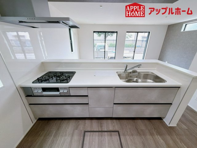 さいたま市日進町13期のキッチン|見栄えもよくお手入れもスムーズに出来るキッチン。
豊富な収納力もございますので、キッチンスペースをスッキリとお使い頂けそうです。